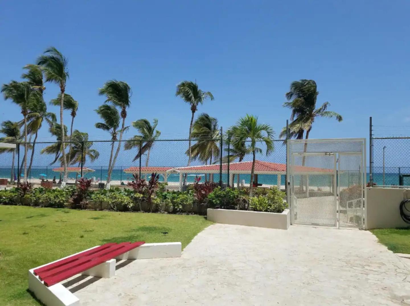 Sunset Paradise Cozy Beachfront Escape - Isla Verde San Juan Dış mekan fotoğraf