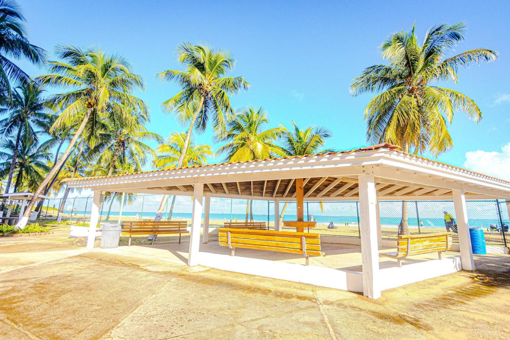 Sunset Paradise Cozy Beachfront Escape - Isla Verde San Juan Dış mekan fotoğraf
