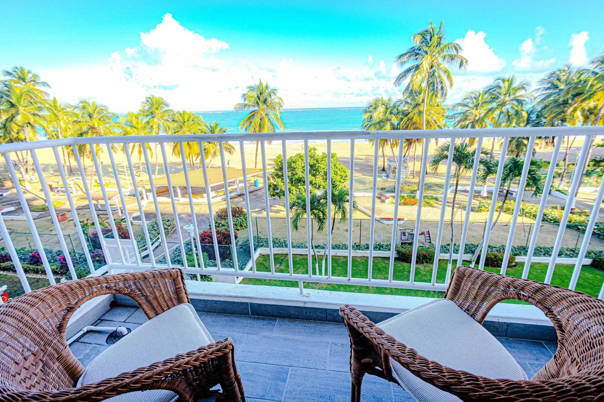 Sunset Paradise Cozy Beachfront Escape - Isla Verde San Juan Dış mekan fotoğraf